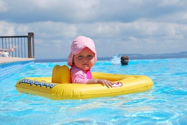Quelles sont les règles de sécurité à respecter autour d'une piscine ?